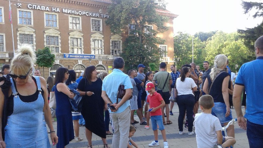 Перничани протестират срещу обгазяването на града сн. БНР