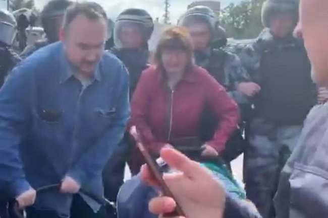 Заради участие в протест: Московската прокуратура поиска да лиши от родителски права още една двойка