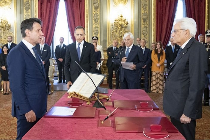 Премиерът Джузепе Конте (ляво) и президентът Среджо Матарела (дясно) по време на полагането на клетва на новото правителство