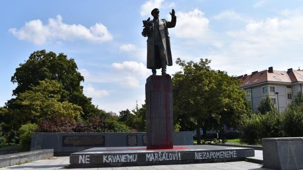 Русия заплаши Чехия със санкции заради преместване на съветски паметник