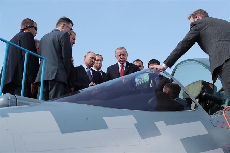 Путин и Ердоган (в средата) по време на авиоизложението в Москва във вторник