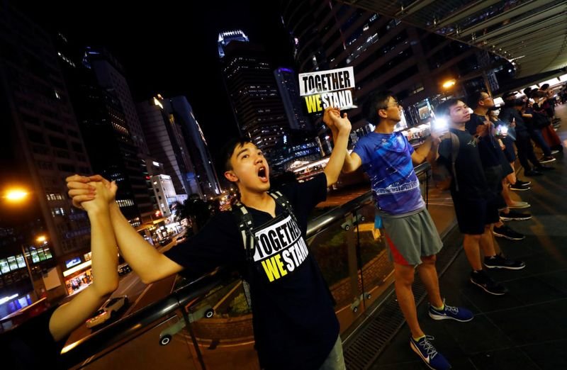 Стотици ученици образуваха живи вериги в Хонконг
