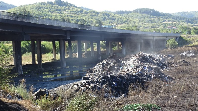 Община Дупница не може да изчисти отпадъците под магистрала "Струма"