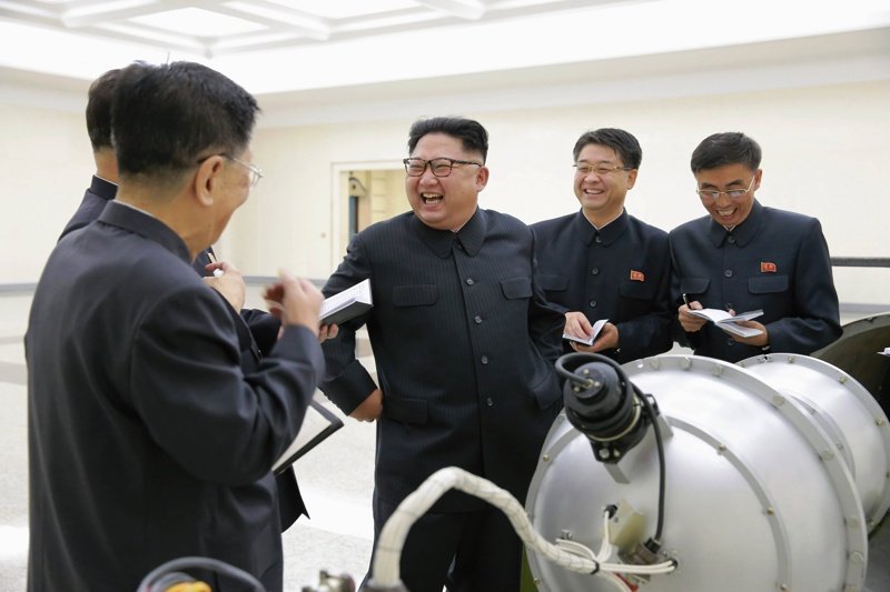 Севернокорейският лидер наблюдава изпитанията на нова ракетна система