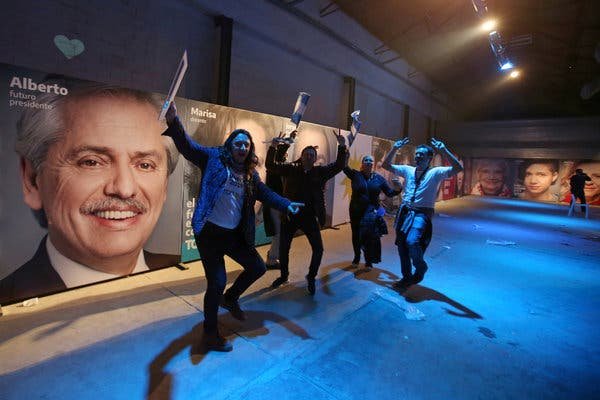 Танцуването по улиците в Аржентина - феномен в кампанията за президентските избори