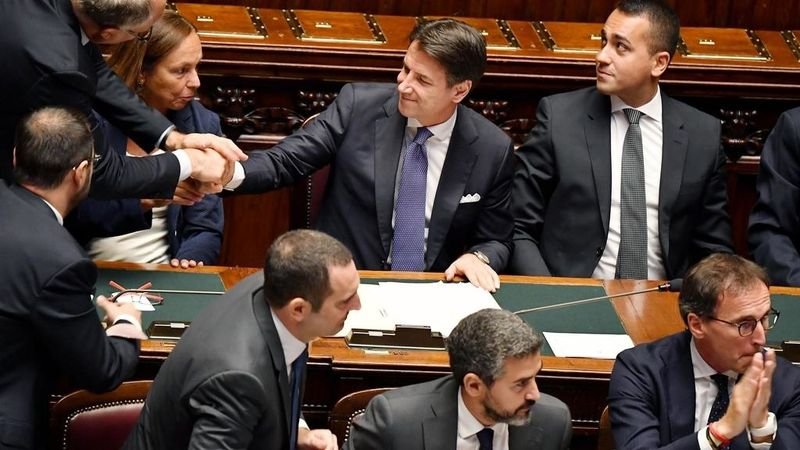Джузепе Конте ( в средата) след гласуването в парламента заедно с лидера на Движение "Пет звезди" Луиджи Ди Майо