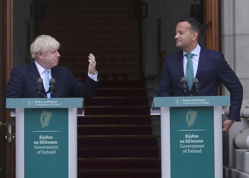Борис Джонсън и Лио Варадкар говорят пред сградата на ирландското правителство в Дъблин