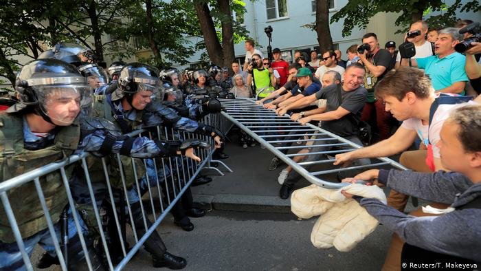 Кадър от антиправителствените протести в Москва 