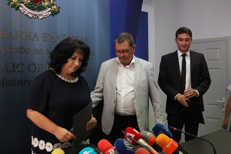 Министър Петкова обяви кандидатите за "Белене" в присъствието на шефовете на БЕХ Жаклен Коен и на НЕК Иван Йончев, сн. БГНЕС