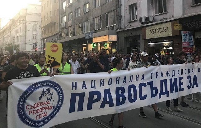 Хиляди протестираха срещу Гешев, "орки" се опитаха да превземат демонстрацията (Видео)