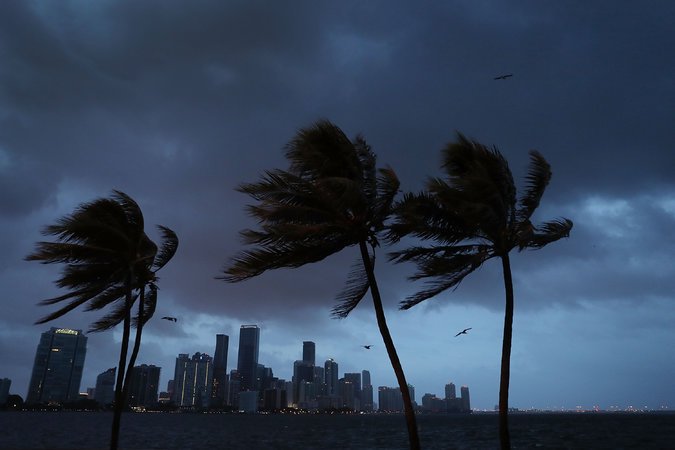 Флорида се готви да посрещне урагана Дориан, Тръмп отмени посещението си в Полша