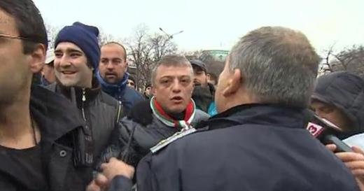 Годината е 2014. Йордан Бонев (вляво) и Бисер Миланов пред парламента. По-късно същия ден Миланов е арестуван от група "Кобра". 