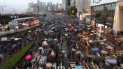 Над 1.7 млн. шестваха в дъжда срещу правителството в Хонконг