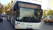 Мъж атакува пътници с нож в автобус в София