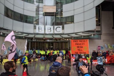 Екоактивисти блокираха Би Би Си в Лондон, арестувана е белгийската принцеса