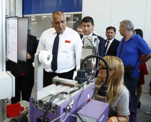 Нов завод в Петрич успокоява премиерската тревога от световната рецесия