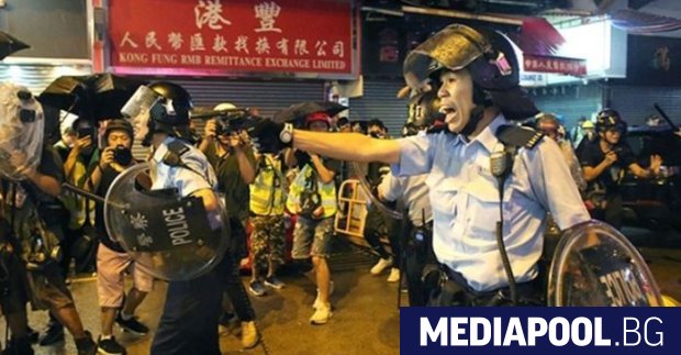 Полицията в Хонконг предупреди че утре положението в бившата британска