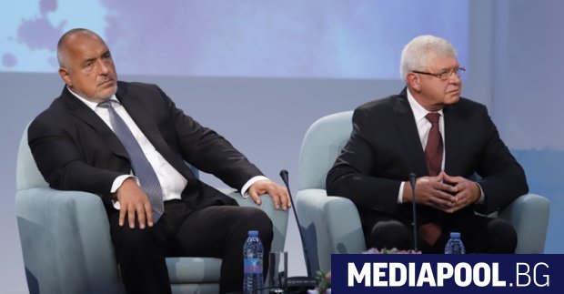 Правителството в лицето на премиера Бойко Борисов и здравният министър