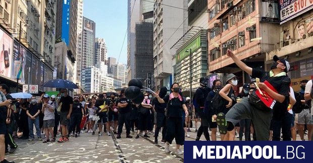 Хиляди облечени в черно демонстранти преминаха през центъра на Хонконг