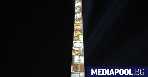 Българската технологична компания MP Studio направи светлинното шоу по случай 50 годишнината