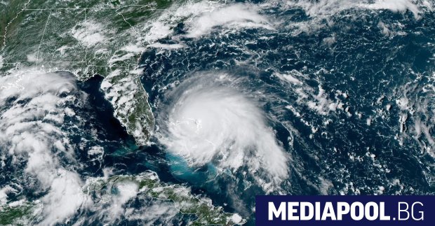 Тропическата буря Умберто се засили над Атлантическия океан до ураган