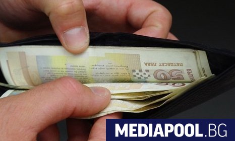 Близо половината от работещите българи са осигурявани на минималната работна