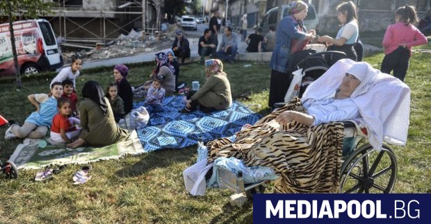 Турски медии съобщиха че двама души са починали и 43 а