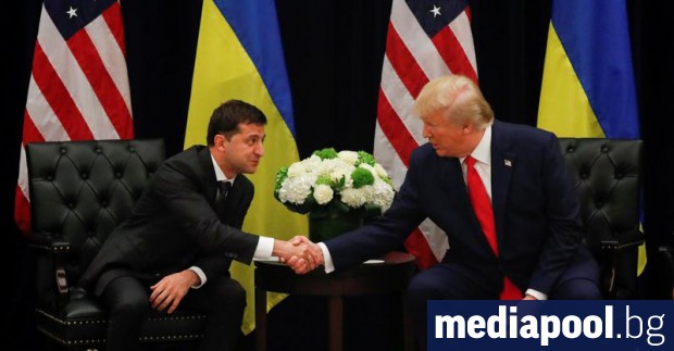 Президентът на Украйна сякаш играе и за двете страни от