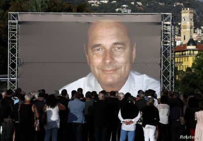 Стотици французи се прощават с Жак Ширак