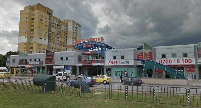 Собственикът на пазара в "Младост 1" иска да направи по-висока сграда на мястото на съществуващото в момента двуетажно здание. Илюстрацията е от Google Street View