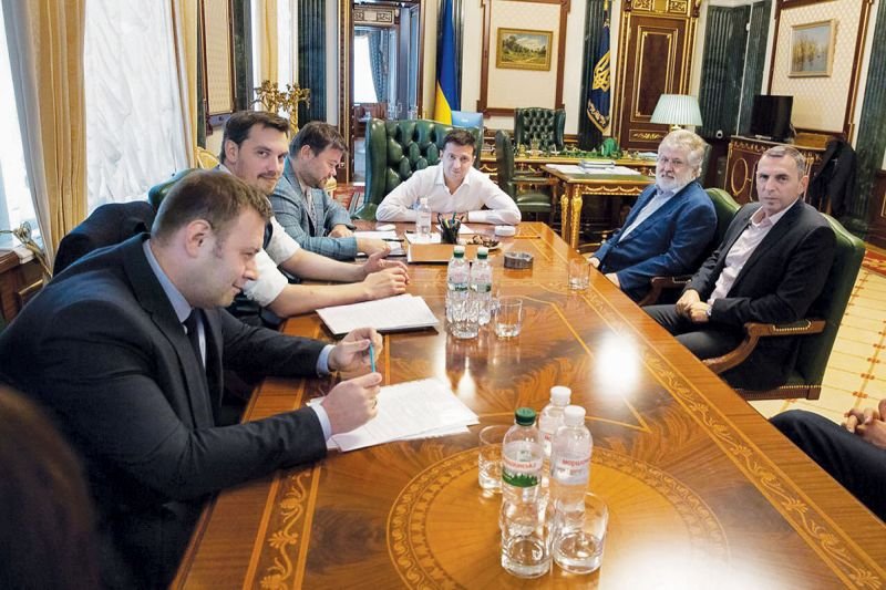 Разпространена от пресслужбата на президента Володимир Зеленски снимка, на която се вижда, че държавният глава (в средата) дискутира най-важните енергийни въпроси с олигарха Игор Коломойски (първият вляво от президента).