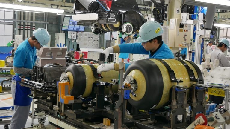 Работници в завод на Тойота монтират резервоари за водород на новия Mirai