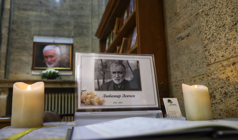 Десетки казаха последно сбогом на поета Любомир Левчев