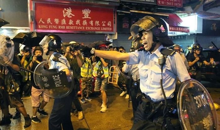 Полицията в Хонконг се опасява от "много опасно положение"