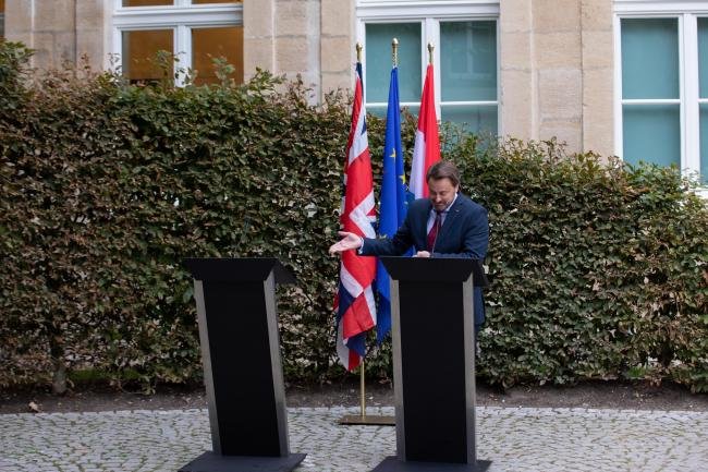 Люксембургският премиер Ксавие Бетел по време на пронуснатата от Борис Джонсън пресконференция