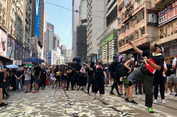 Демонстрант беше прострелян при сблъсъци с полицията в Хонконг