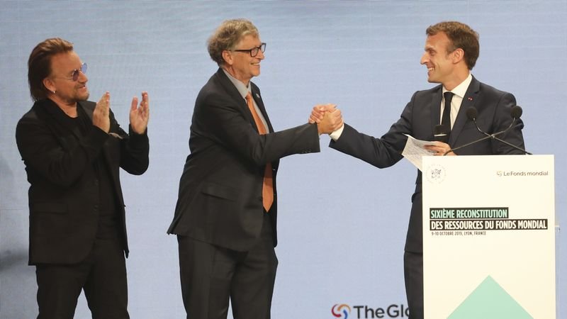 Еманюел Макрон (дясно) заедна с участващите в конференцията Боно (ляво) и Бил Гейтс