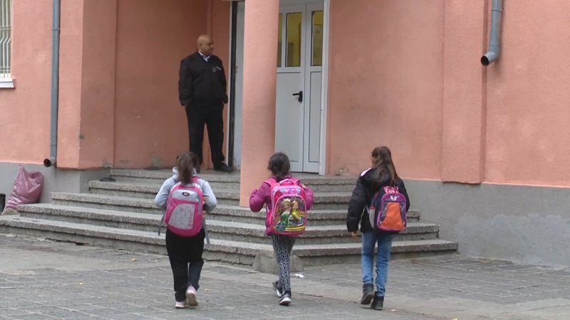 Част от децата в училищата в Сливен днес отидоха на училище. Сн. БГНЕС
