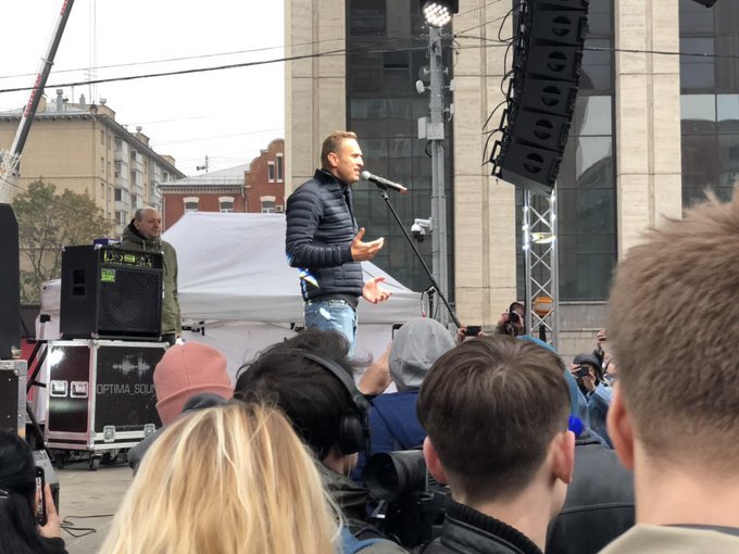 Навални говори пред протестиращите. Сн. Туитър