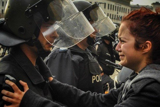 Разплаканото момиче от снимката с полицая е кандидат за районен кмет в София