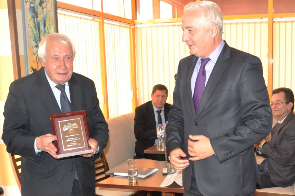 Бившият шеф на Сметната палата Георги Николов (вляво) бе награден с плакет от сегашния Цветан Цветков.