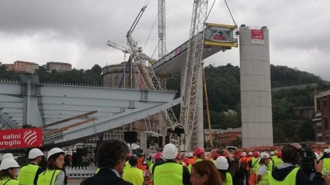 Поставена беше първата платформа от новия мост в Генуа