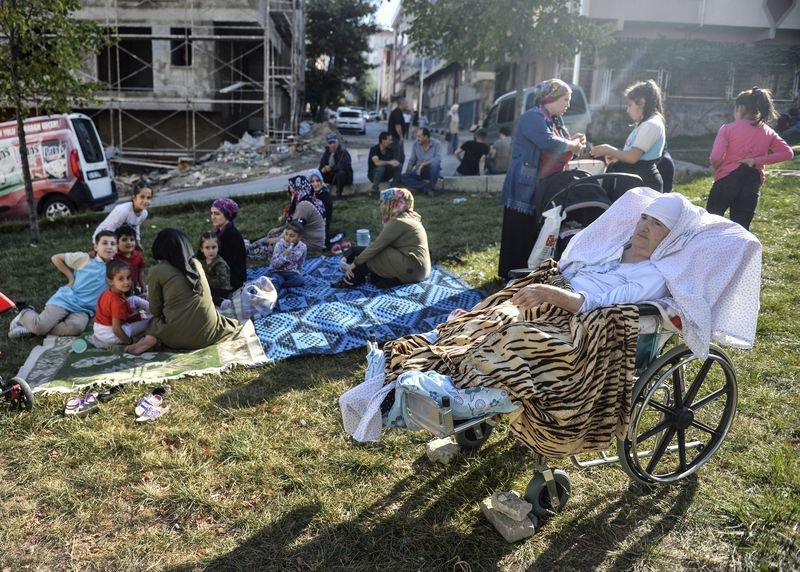 Двама починали, 43-ма ранени в резултат на земетресението в Истанбул