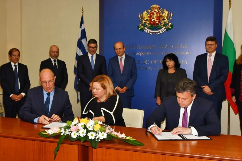 Караянакис и Георгиева подписват с шефа на "Булгаргаз" Николай Павлов договора за пренос на азерския газ през бъдещата тръба