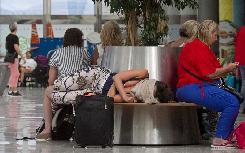 Британски туристи чакат новини на летището в Палма де Майорка