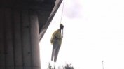 Чучело на Грета Тунберг бе "обесено" на римски мост