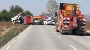 Два камиона се удариха челно край Карнобат, шофьорите загинаха