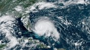 Бурята Умберто прерасна в ураган от първа категория, но се отдалечава от Бахамите и САЩ