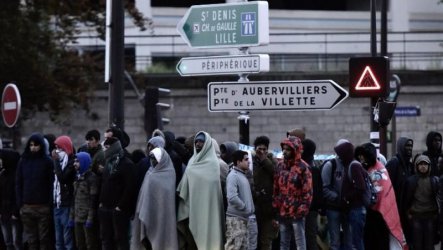 Френската полиция евакуира два лагера на нелегални мигранти в Париж