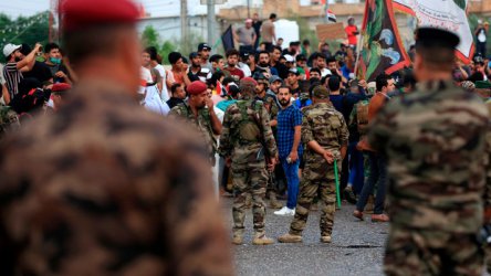 Въоръжени маскирани мъже убиха най-малко 18 демонстранти в Кербала